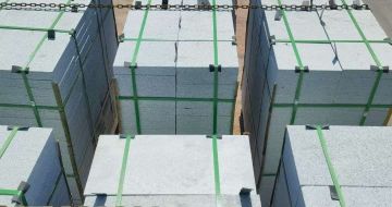 双鸭山 芝麻白花岗岩5公分地铺石 花岗岩厂家工厂装车日常