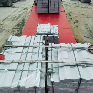 双鸭山 芝麻白仿形加直形路沿石出货日常