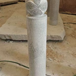 双鸭山 芝麻白花岗岩石材挡车石柱、停车柱、圆柱挡车柱、方柱挡车柱等