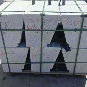 双鸭山 芝麻白异形坐凳，石凳