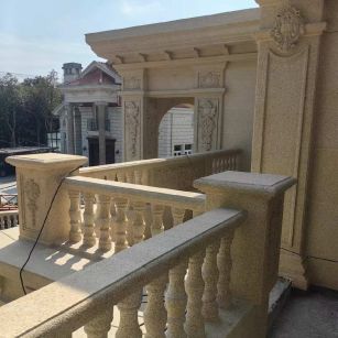 双鸭山 黄金麻别墅外墙干挂雕花配合阳台栏杆花瓶柱