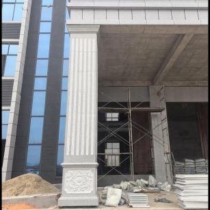 双鸭山 芝麻白光面花岗岩门楼大柱（罗马柱）配雕花底座