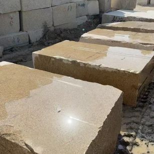 双鸭山 黄金麻方料堆场洗料分选中，原材料充足