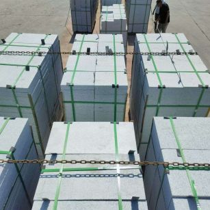 双鸭山 芝麻白花岗岩5公分地铺石 花岗岩厂家工厂装车日常