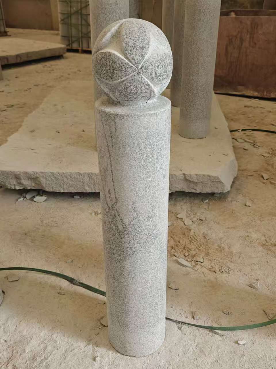 双鸭山 芝麻白花岗岩石材挡车石柱、停车柱、圆柱挡车柱、方柱挡车柱等