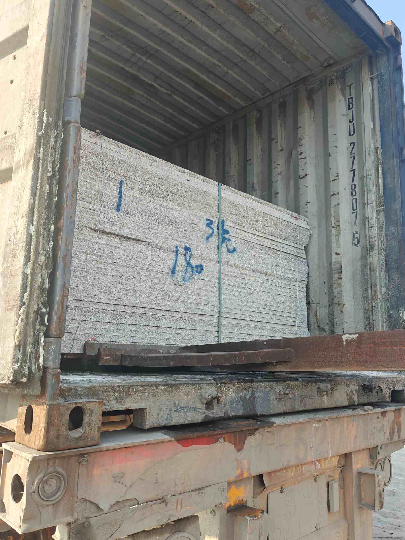 双鸭山 芝麻白花岗岩石材3.0公分光面毛板装柜出货