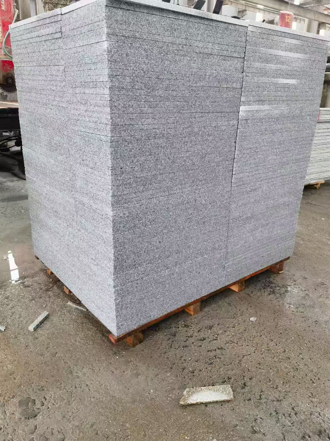 双鸭山 芝麻白火烧面1.8厚300*600地铺石，尺寸标准，厚薄均匀