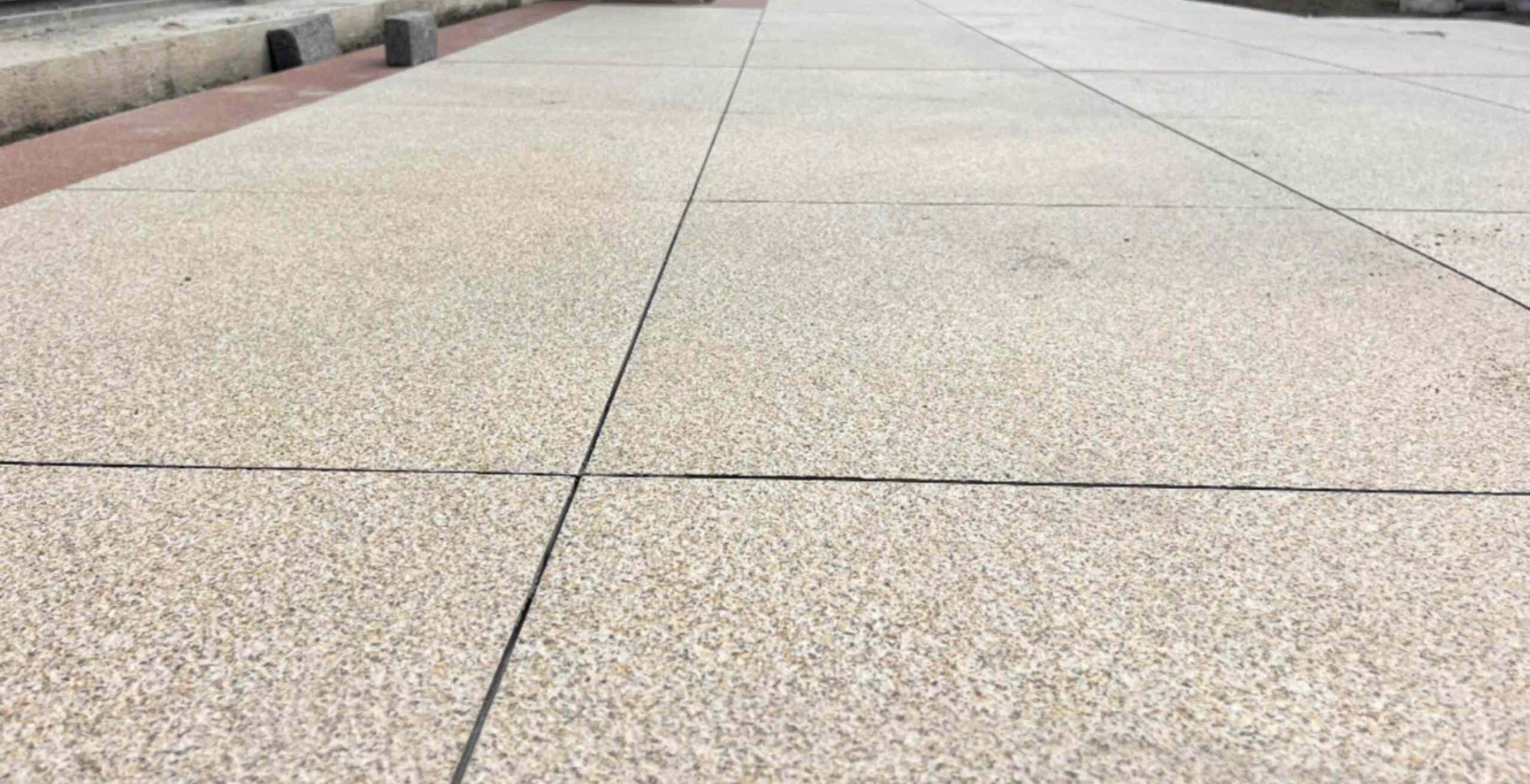 双鸭山 黄金麻花岗岩石板材荔枝面地面铺装效果