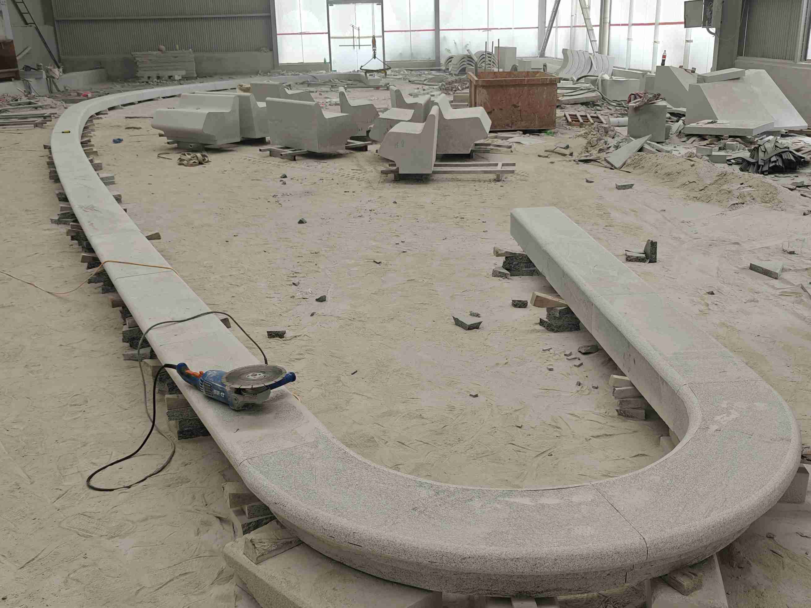 双鸭山 芝麻白花岗岩弧形花坛石，坐凳石