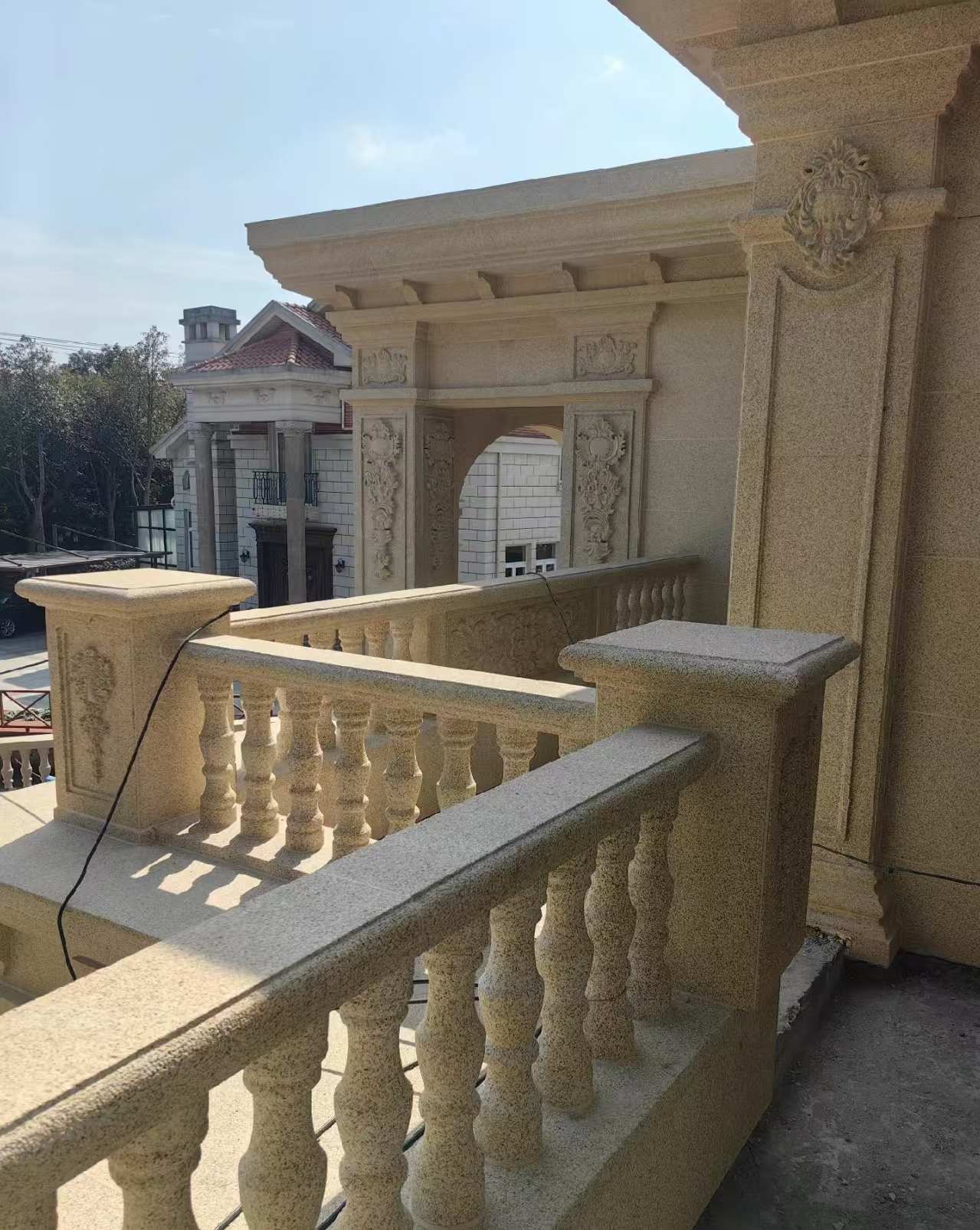 双鸭山 黄金麻别墅外墙干挂雕花配合阳台栏杆花瓶柱