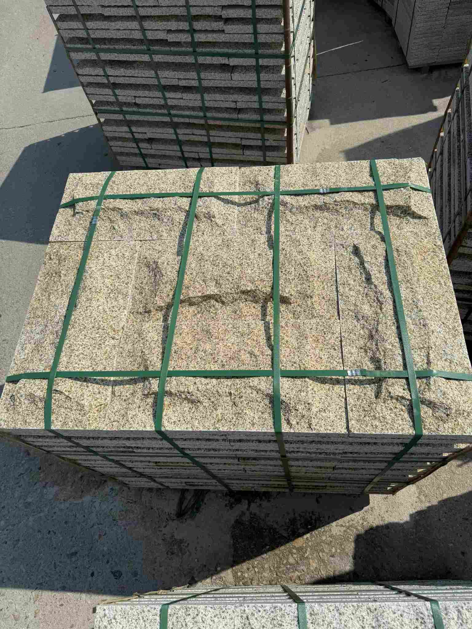 双鸭山 黄金麻花岗岩石材自然面蘑菇石成品