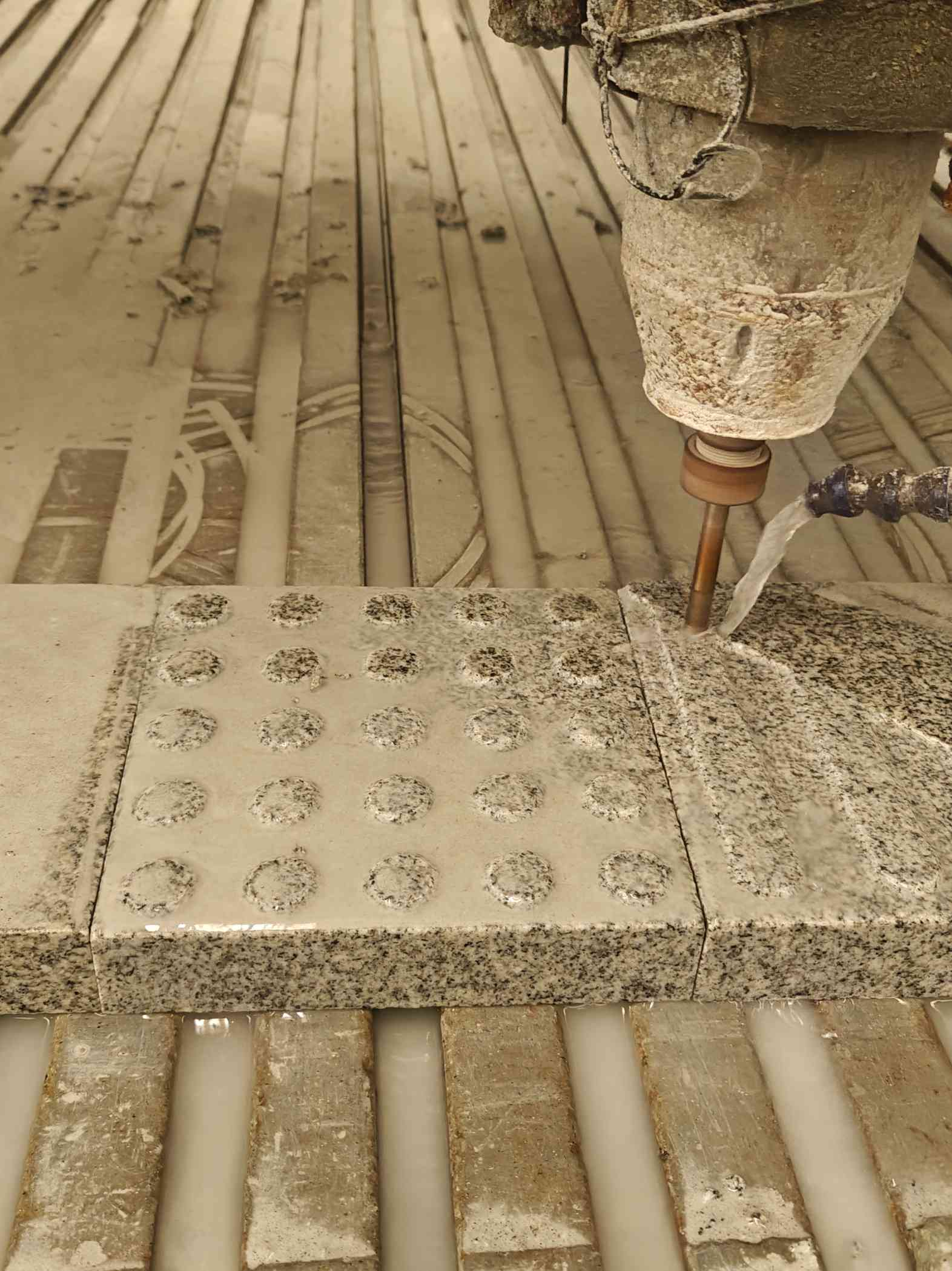 双鸭山 芝麻白花岗岩石材盲人石、盲道石、盲点石