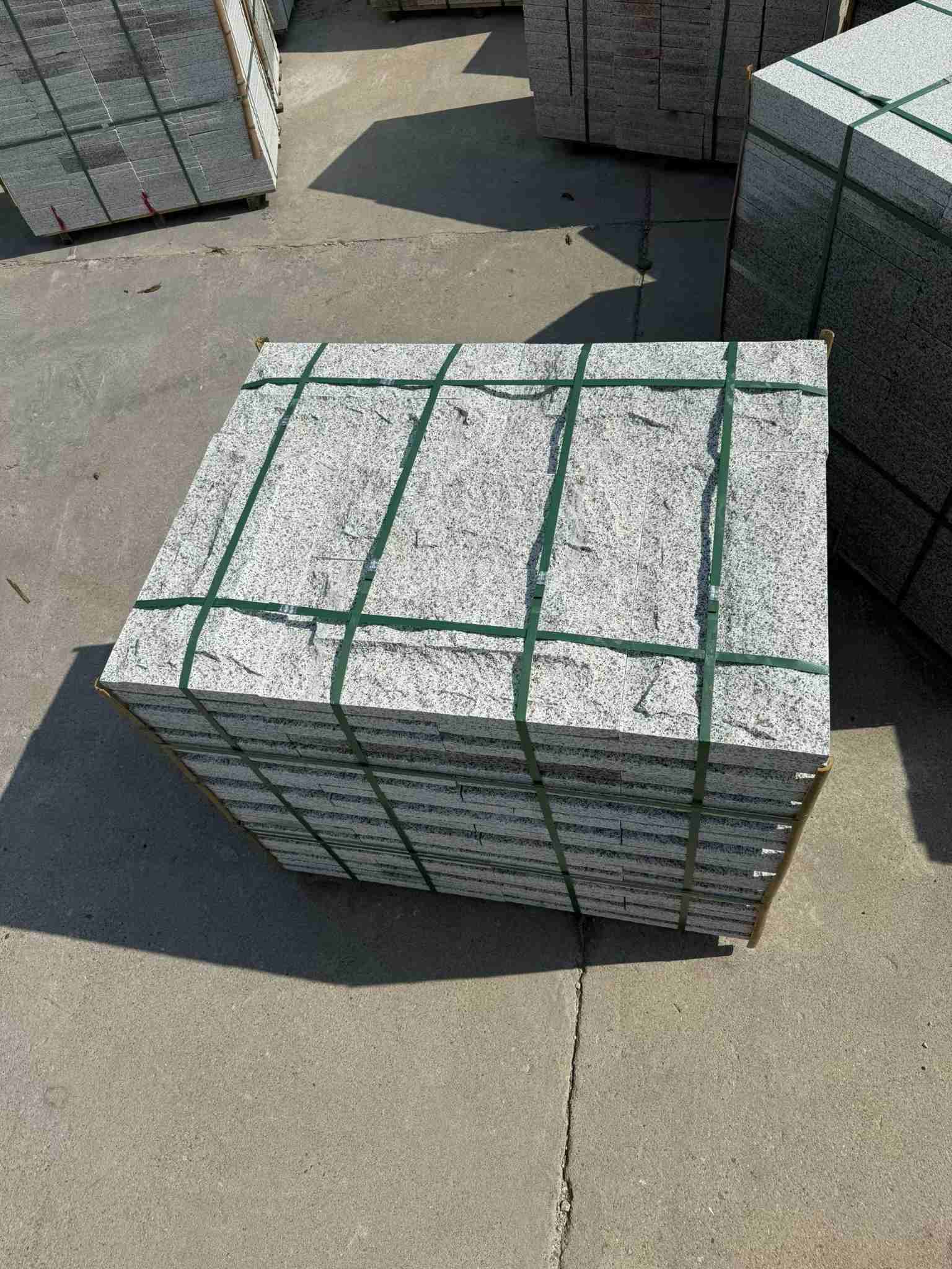 双鸭山 白麻花岗岩石材自然面蘑菇石成品