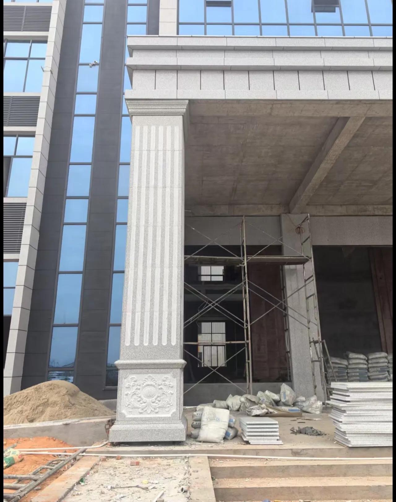 双鸭山 芝麻白光面花岗岩门楼大柱（罗马柱）配雕花底座