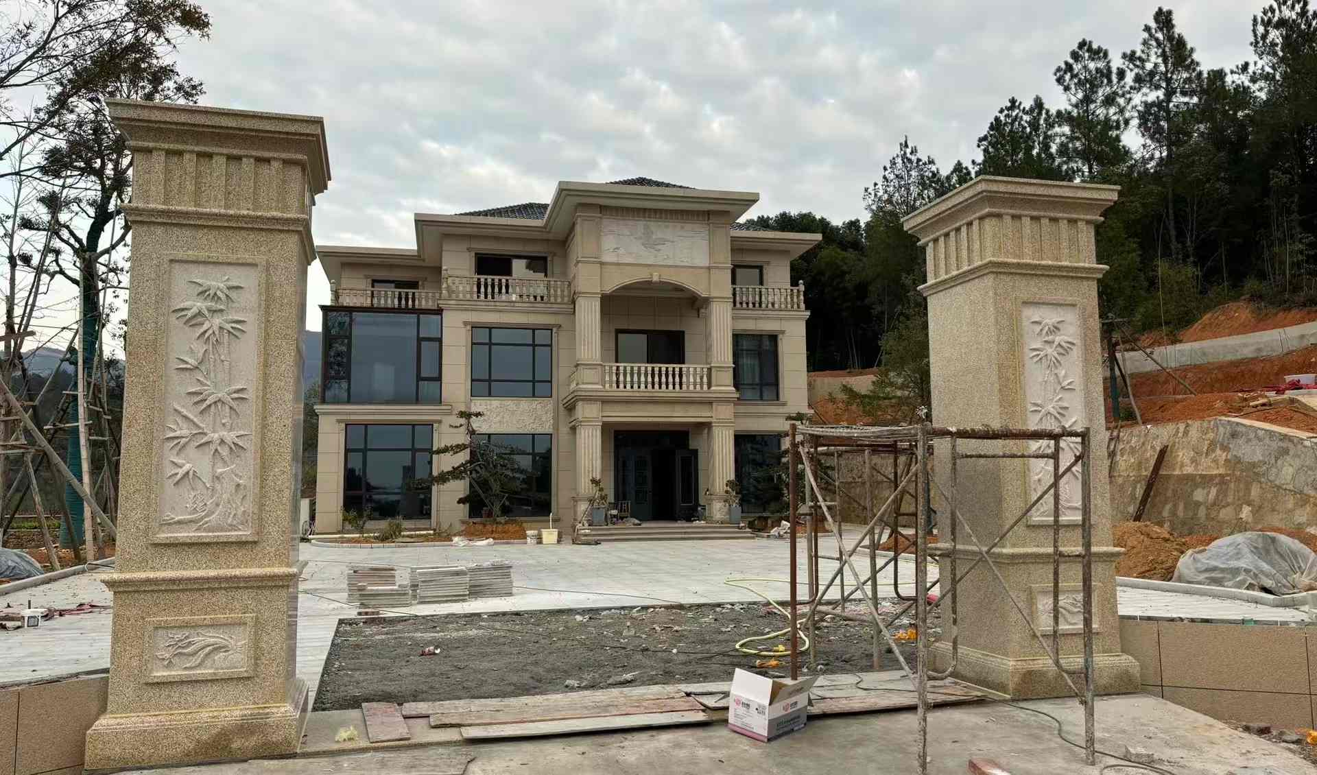 双鸭山 黄金麻花岗岩别墅雕花外墙干挂配上门口雕花罗马柱