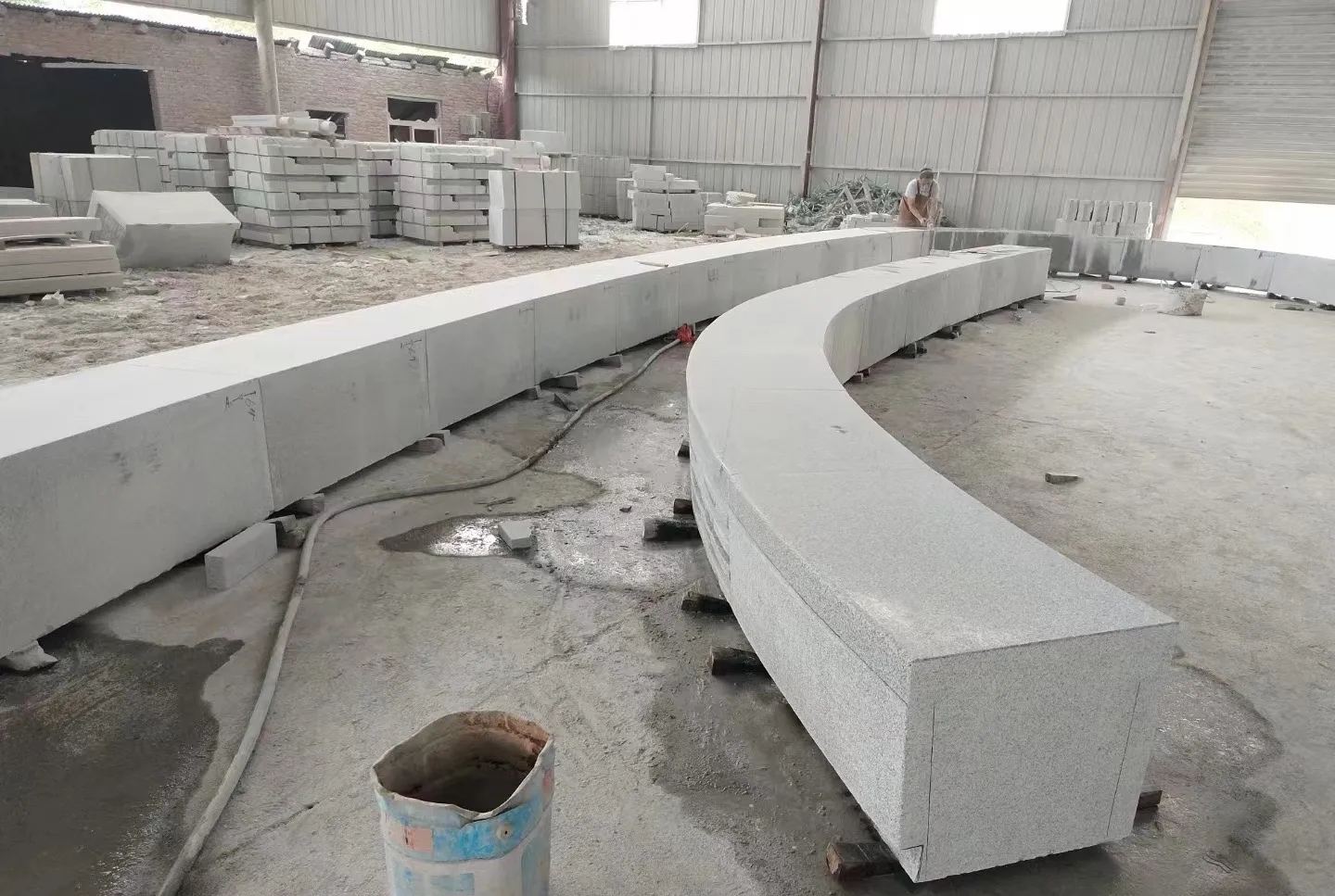 双鸭山芝麻白花岗岩石板材 园林光面弧形坐凳