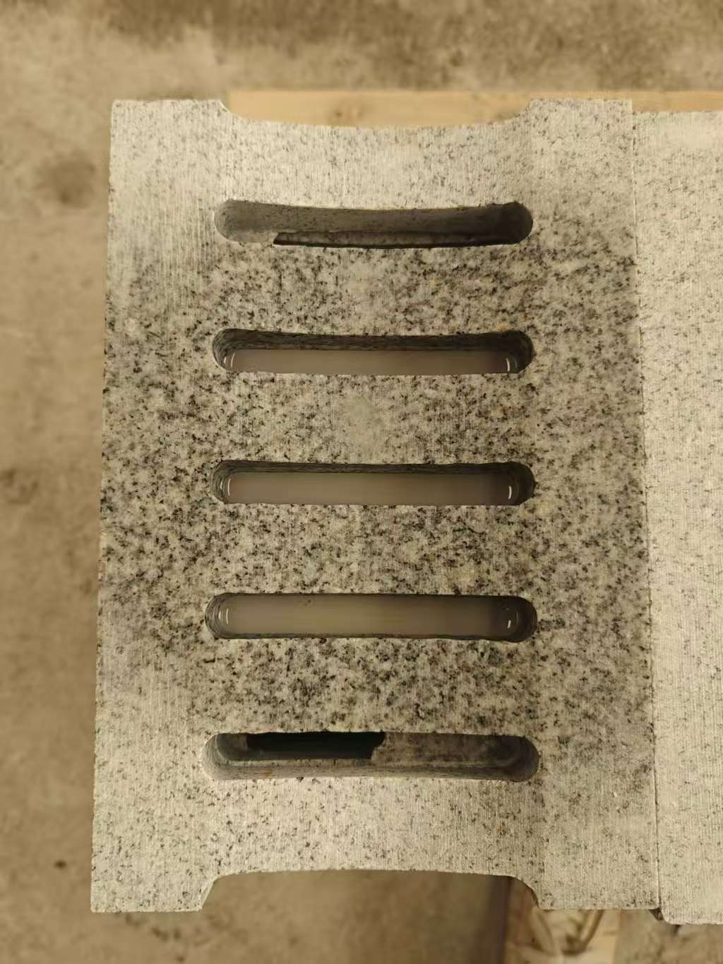 双鸭山 芝麻白拉丝面花岗岩U型开槽排水槽