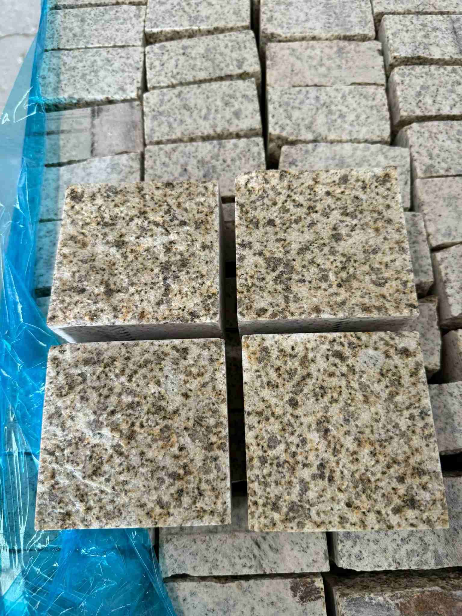 双鸭山 黄金麻花岗岩自然面小方块，弹石，马蹄石等