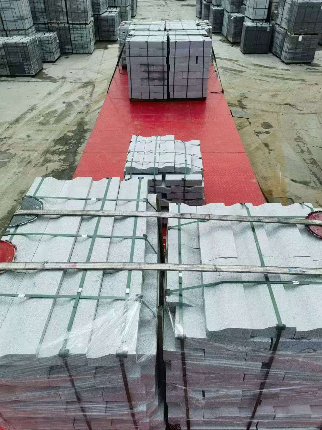 双鸭山 芝麻白仿形加直形路沿石出货日常