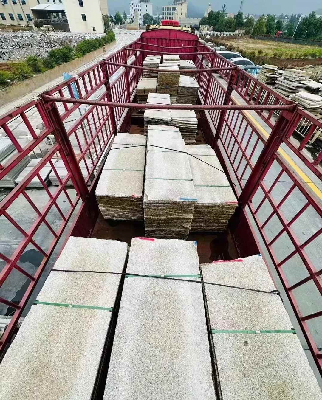 双鸭山 黄金麻花岗岩荔枝面，光面毛板装车完成