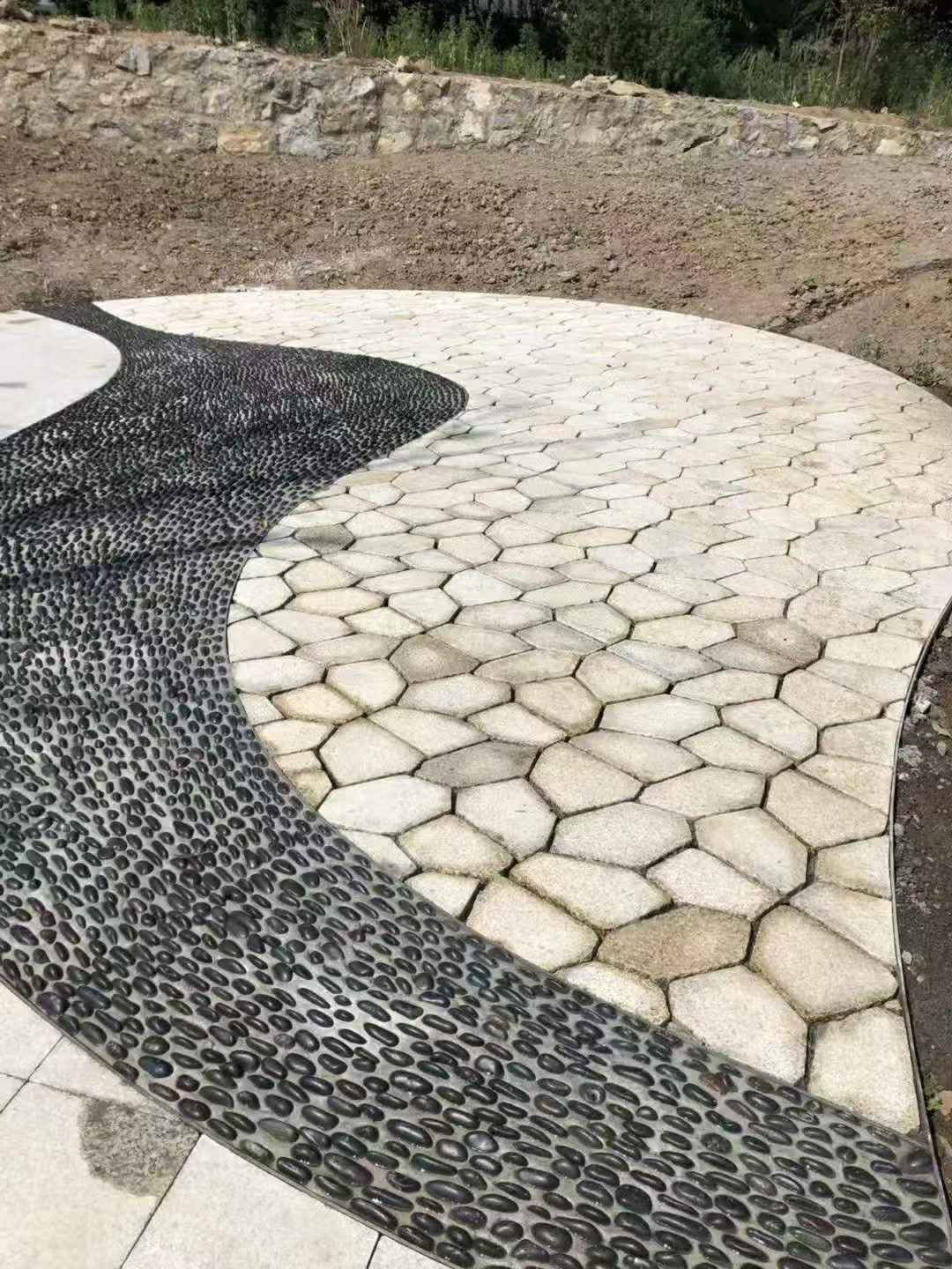 双鸭山 黄金麻冰裂纹地铺石工地铺装案例