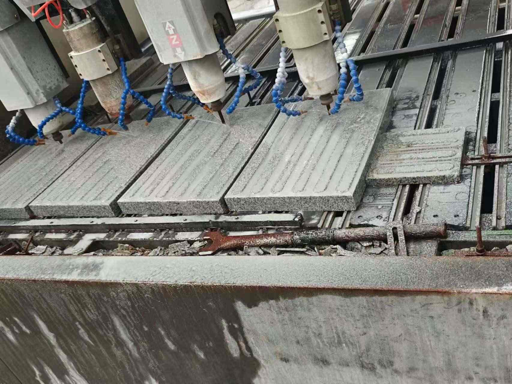 双鸭山 芝麻白花岗岩荔枝面盲道雕刻