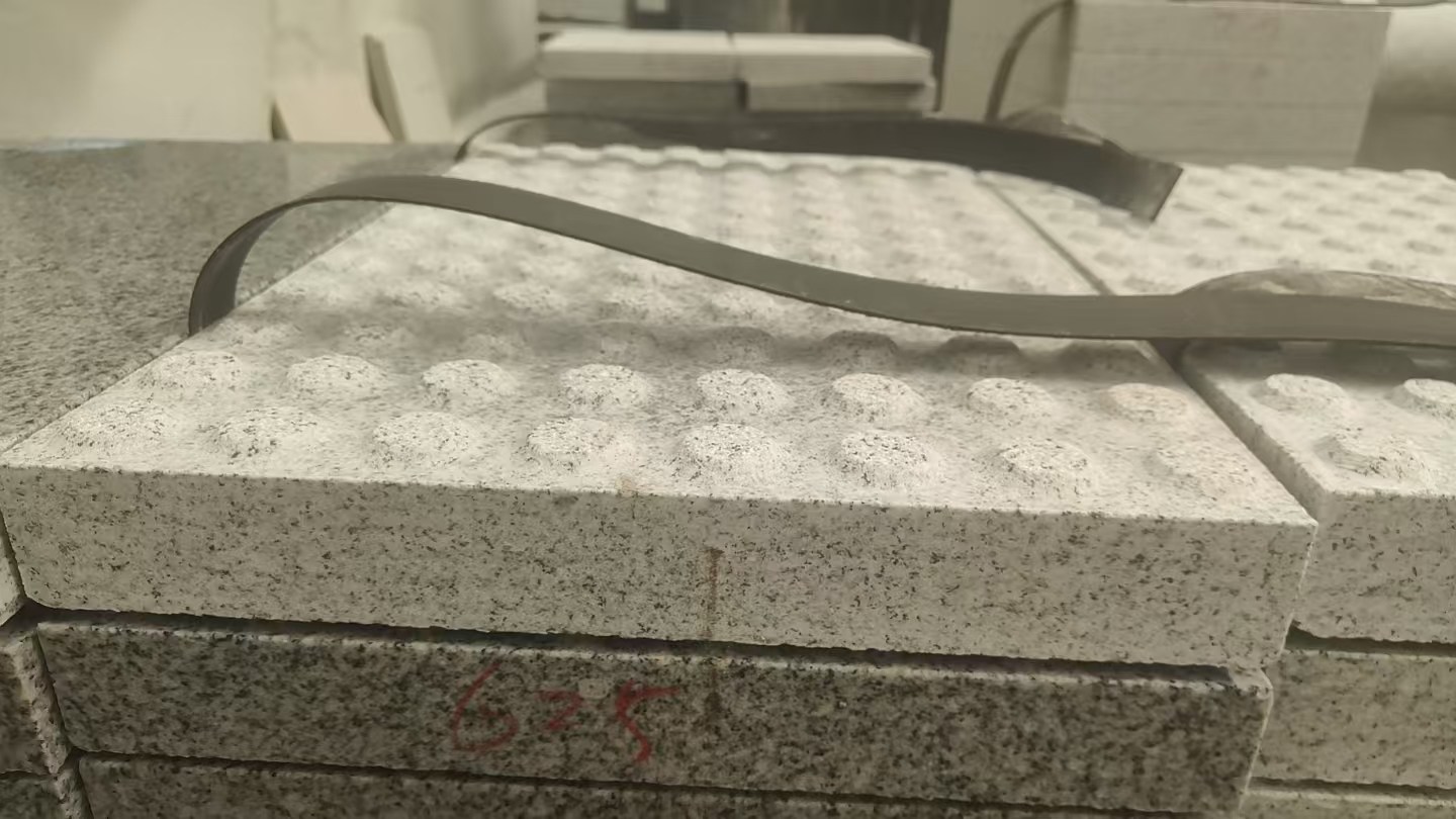 双鸭山 芝麻白花岗岩6.0公分荔枝面五轴加工雕刻盲点