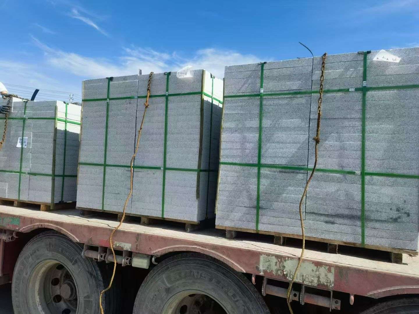 双鸭山 芝麻白花岗岩地铺石装车日常