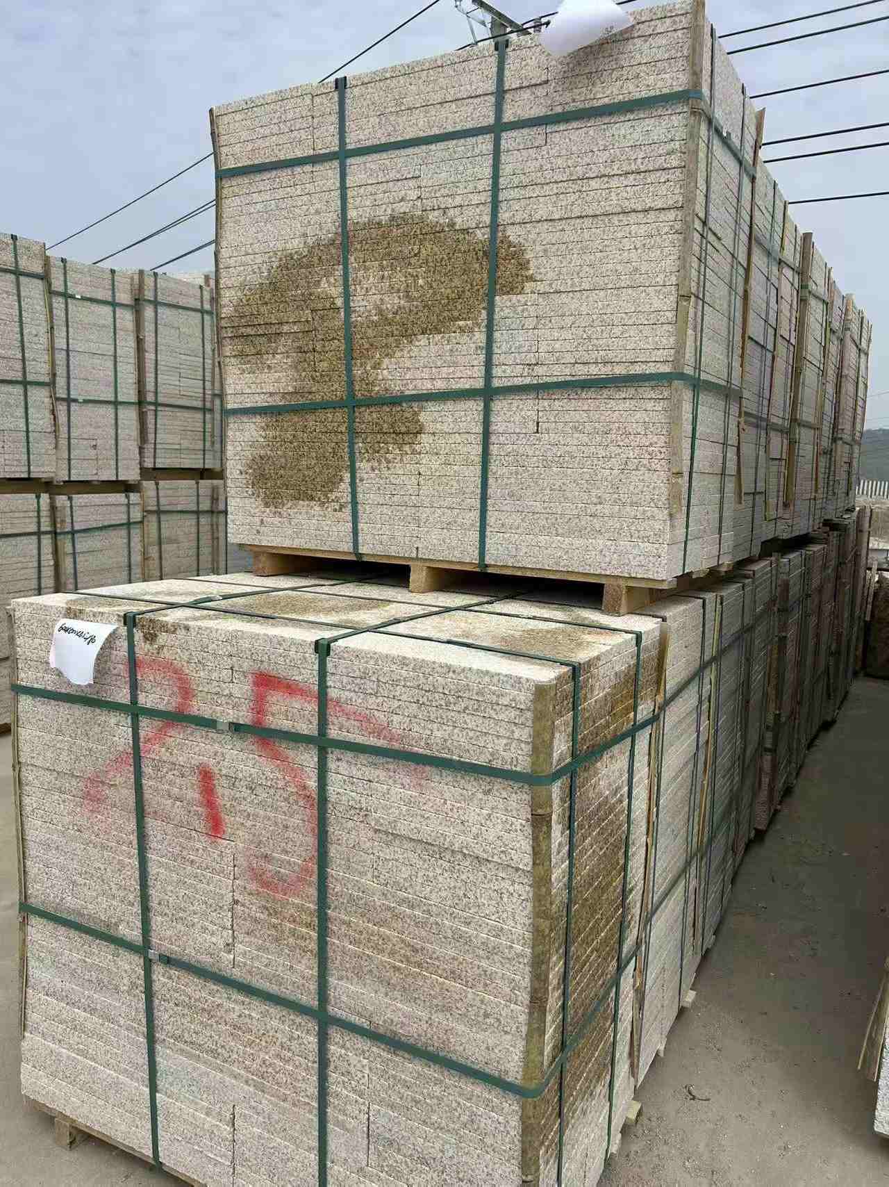 双鸭山 黄金麻花岗岩石材荔枝面地铺石2.5*300*600