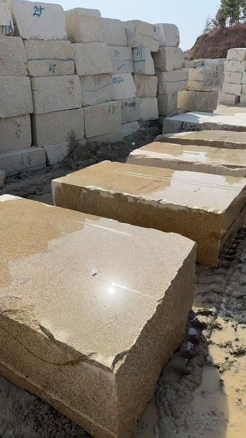 双鸭山 黄金麻方料堆场洗料分选中，原材料充足