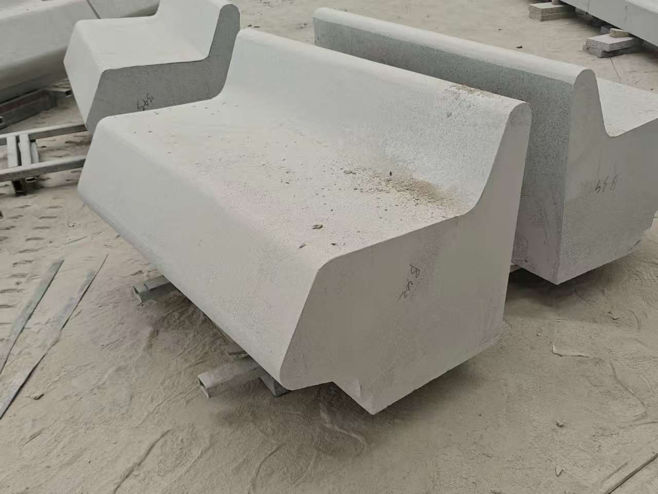 双鸭山 芝麻白花岗岩异形坐凳，石凳