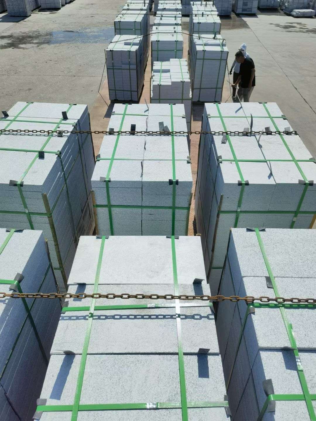 双鸭山 芝麻白花岗岩5公分地铺石 花岗岩厂家工厂装车日常